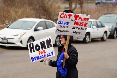 Madison, Wisconsin ABD - 29 Mart 2025: Liberal Demokratlar, Tesla Takedown ulusal etkinliği sırasında Tesla bayilik galerisi önündeki büyük bir gruptaki pankartlarla protesto ettiler.