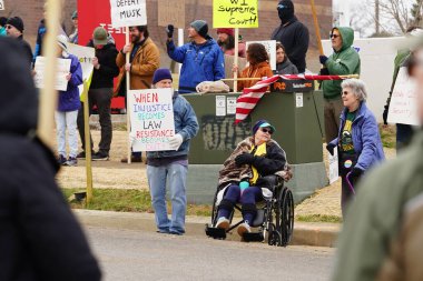 Madison, Wisconsin ABD - 29 Mart 2025: Liberal Demokratlar, Tesla Takedown ulusal etkinliği sırasında Tesla bayilik galerisi önündeki büyük bir gruptaki pankartlarla protesto ettiler.