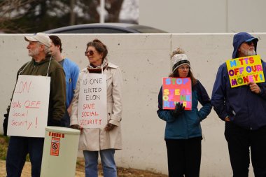 Madison, Wisconsin ABD - 29 Mart 2025: Liberal Demokratlar, Tesla Takedown ulusal etkinliği sırasında Tesla bayilik galerisi önündeki büyük bir gruptaki pankartlarla protesto ettiler.