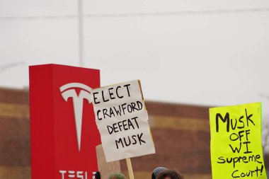 Madison, Wisconsin ABD - 29 Mart 2025: Liberal Demokratlar, Tesla Takedown ulusal etkinliği sırasında Tesla bayilik galerisi önündeki büyük bir gruptaki pankartlarla protesto ettiler.