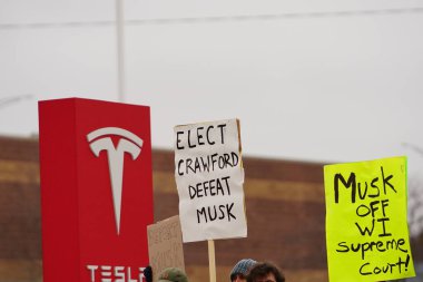 Madison, Wisconsin ABD - 29 Mart 2025: Liberal Demokratlar, Tesla Takedown ulusal etkinliği sırasında Tesla bayilik galerisi önündeki büyük bir gruptaki pankartlarla protesto ettiler.