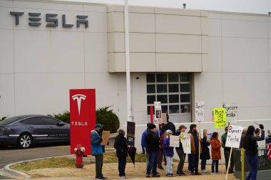 Madison, Wisconsin ABD - 29 Mart 2025: Liberal Demokratlar, Tesla Takedown ulusal etkinliği sırasında Tesla bayilik galerisi önündeki büyük bir gruptaki pankartlarla protesto ettiler.