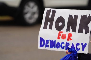 Madison, Wisconsin ABD - 29 Mart 2025: Liberal Demokratlar, Tesla Takedown ulusal etkinliği sırasında Tesla bayilik galerisi önündeki büyük bir gruptaki pankartlarla protesto ettiler.