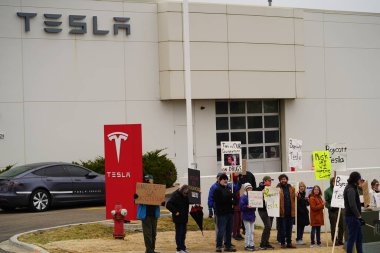 Madison, Wisconsin ABD - 29 Mart 2025: Liberal Demokratlar, Tesla Takedown ulusal etkinliği sırasında Tesla bayilik galerisi önündeki büyük bir gruptaki pankartlarla protesto ettiler.