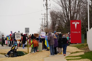 Madison, Wisconsin ABD - 29 Mart 2025: Liberal Demokratlar, Tesla Takedown ulusal etkinliği sırasında Tesla bayilik galerisi önündeki büyük bir gruptaki pankartlarla protesto ettiler.