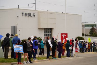 Madison, Wisconsin ABD - 29 Mart 2025: Liberal Demokratlar, Tesla Takedown ulusal etkinliği sırasında Tesla bayilik galerisi önündeki büyük bir gruptaki pankartlarla protesto ettiler.