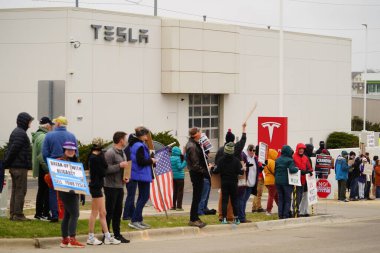Madison, Wisconsin ABD - 29 Mart 2025: Liberal Demokratlar, Tesla Takedown ulusal etkinliği sırasında Tesla bayilik galerisi önündeki büyük bir gruptaki pankartlarla protesto ettiler.