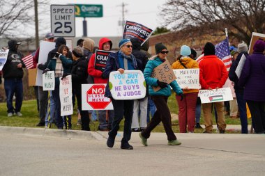 Madison, Wisconsin ABD - 29 Mart 2025: Liberal Demokratlar, Tesla Takedown ulusal etkinliği sırasında Tesla bayilik galerisi önündeki büyük bir gruptaki pankartlarla protesto ettiler.