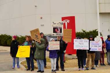 Madison, Wisconsin ABD - 29 Mart 2025: Liberal Demokratlar, Tesla Takedown ulusal etkinliği sırasında Tesla bayilik galerisi önündeki büyük bir gruptaki pankartlarla protesto ettiler.