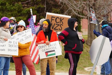 Madison, Wisconsin ABD - 29 Mart 2025: Liberal Demokratlar, Tesla Takedown ulusal etkinliği sırasında Tesla bayilik galerisi önündeki büyük bir gruptaki pankartlarla protesto ettiler.