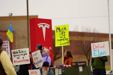 Madison, Wisconsin ABD - 29 Mart 2025: Liberal Demokratlar, Tesla Takedown ulusal etkinliği sırasında Tesla bayilik galerisi önündeki büyük bir gruptaki pankartlarla protesto ettiler.