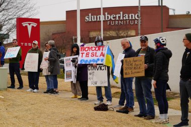 Madison, Wisconsin ABD - 29 Mart 2025: Liberal Demokratlar, Tesla Takedown ulusal etkinliği sırasında Tesla bayilik galerisi önündeki büyük bir gruptaki pankartlarla protesto ettiler.