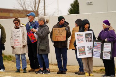 Madison, Wisconsin ABD - 29 Mart 2025: Liberal Demokratlar, Tesla Takedown ulusal etkinliği sırasında Tesla bayilik galerisi önündeki büyük bir gruptaki pankartlarla protesto ettiler.