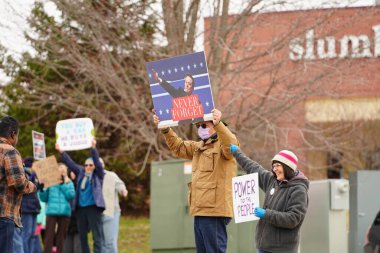Madison, Wisconsin ABD - 29 Mart 2025: Liberal Demokratlar, Tesla Takedown ulusal etkinliği sırasında Tesla bayilik galerisi önündeki büyük bir gruptaki pankartlarla protesto ettiler.