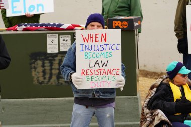 Madison, Wisconsin ABD - 29 Mart 2025: Liberal Demokratlar, Tesla Takedown ulusal etkinliği sırasında Tesla bayilik galerisi önündeki büyük bir gruptaki pankartlarla protesto ettiler.