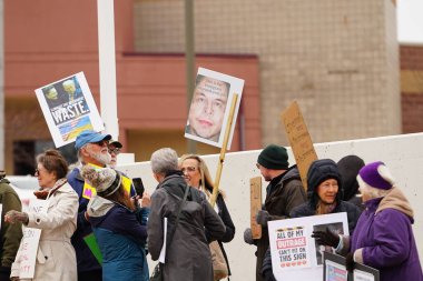 Madison, Wisconsin ABD - 29 Mart 2025: Liberal Demokratlar, Tesla Takedown ulusal etkinliği sırasında Tesla bayilik galerisi önündeki büyük bir gruptaki pankartlarla protesto ettiler.