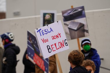 Madison, Wisconsin ABD - 29 Mart 2025: Liberal Demokratlar, Tesla Takedown ulusal etkinliği sırasında Tesla bayilik galerisi önündeki büyük bir gruptaki pankartlarla protesto ettiler.