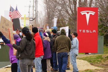 Madison, Wisconsin ABD - 29 Mart 2025: Liberal Demokratlar, Tesla Takedown ulusal etkinliği sırasında Tesla bayilik galerisi önündeki büyük bir gruptaki pankartlarla protesto ettiler.