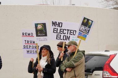 Madison, Wisconsin ABD - 29 Mart 2025: Liberal Demokratlar, Tesla Takedown ulusal etkinliği sırasında Tesla bayilik galerisi önündeki büyük bir gruptaki pankartlarla protesto ettiler.