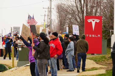 Madison, Wisconsin ABD - 29 Mart 2025: Liberal Demokratlar, Tesla Takedown ulusal etkinliği sırasında Tesla bayilik galerisi önündeki büyük bir gruptaki pankartlarla protesto ettiler.