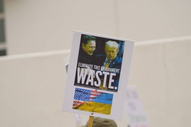 Madison, Wisconsin ABD - 29 Mart 2025: Liberal Demokratlar, Tesla Takedown ulusal etkinliği sırasında Tesla bayilik galerisi önündeki büyük bir gruptaki pankartlarla protesto ettiler.