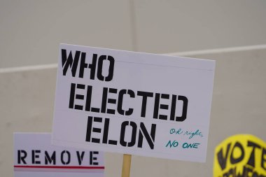 Madison, Wisconsin ABD - 29 Mart 2025: Liberal Demokratlar, Tesla Takedown ulusal etkinliği sırasında Tesla bayilik galerisi önündeki büyük bir gruptaki pankartlarla protesto ettiler.