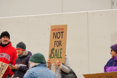 Madison, Wisconsin ABD - 29 Mart 2025: Liberal Demokratlar, Tesla Takedown ulusal etkinliği sırasında Tesla bayilik galerisi önündeki büyük bir gruptaki pankartlarla protesto ettiler.