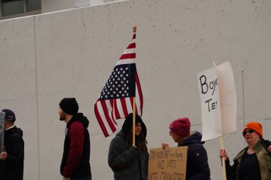 Madison, Wisconsin ABD - 29 Mart 2025: Liberal Demokratlar, Tesla Takedown ulusal etkinliği sırasında Tesla bayilik galerisi önündeki büyük bir gruptaki pankartlarla protesto ettiler.