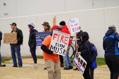 Madison, Wisconsin ABD - 29 Mart 2025: Liberal Demokratlar, Tesla Takedown ulusal etkinliği sırasında Tesla bayilik galerisi önündeki büyük bir gruptaki pankartlarla protesto ettiler.