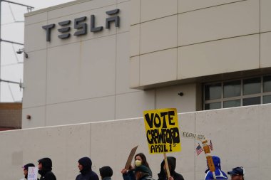 Madison, Wisconsin ABD - 29 Mart 2025: Liberal Demokratlar, Tesla Takedown ulusal etkinliği sırasında Tesla bayilik galerisi önündeki büyük bir gruptaki pankartlarla protesto ettiler.