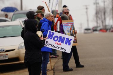Madison, Wisconsin ABD - 29 Mart 2025: Liberal Demokratlar, Tesla Takedown ulusal etkinliği sırasında Tesla bayilik galerisi önündeki büyük bir gruptaki pankartlarla protesto ettiler.