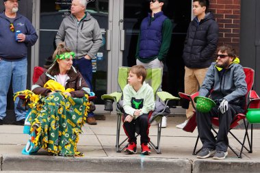 Fond du Lac, Wisconsin ABD - 15 Mart 2025: Cemaat üyeleri ve Yerel Örgütler 2025 St. Patrick Günü Yürüyüşüne katıldı ve çocuklara şeker dağıtarak sokaklarda dolaştı.