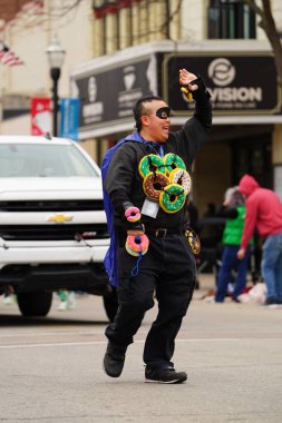 Fond du Lac, Wisconsin ABD - 15 Mart 2025: Cemaat üyeleri ve Yerel Örgütler 2025 St. Patrick Günü Yürüyüşüne katıldı ve çocuklara şeker dağıtarak sokaklarda dolaştı.