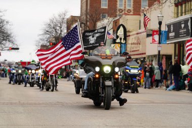 Fond du Lac, Wisconsin ABD - 15 Mart 2025: Cemaat üyeleri ve Yerel Örgütler 2025 St. Patrick Günü Yürüyüşüne katıldı ve çocuklara şeker dağıtarak sokaklarda dolaştı.