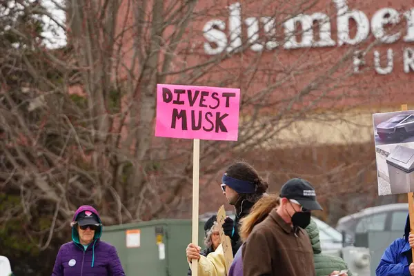 Madison, Wisconsin ABD - 29 Mart 2025: Liberal Demokratlar, Tesla Takedown ulusal etkinliği sırasında Tesla bayilik galerisi önündeki büyük bir gruptaki pankartlarla protesto ettiler.