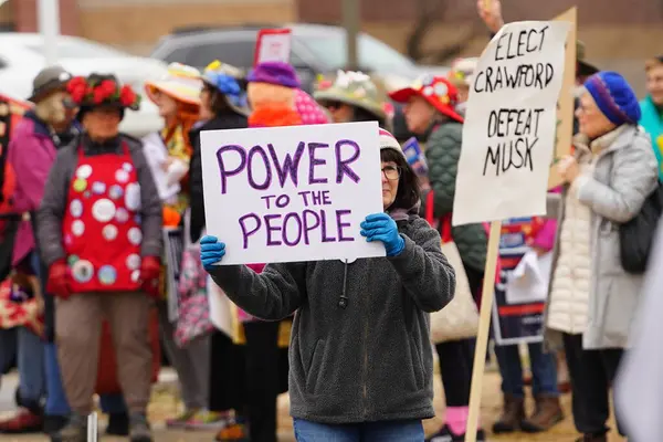 Madison, Wisconsin ABD - 29 Mart 2025: Liberal Demokratlar, Tesla Takedown ulusal etkinliği sırasında Tesla bayilik galerisi önündeki büyük bir gruptaki pankartlarla protesto ettiler.