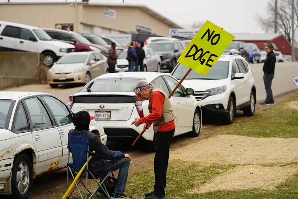Madison, Wisconsin ABD - 29 Mart 2025: Liberal Demokratlar, Tesla Takedown ulusal etkinliği sırasında Tesla bayilik galerisi önündeki büyük bir gruptaki pankartlarla protesto ettiler.