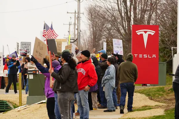 Madison, Wisconsin ABD - 29 Mart 2025: Liberal Demokratlar, Tesla Takedown ulusal etkinliği sırasında Tesla bayilik galerisi önündeki büyük bir gruptaki pankartlarla protesto ettiler.