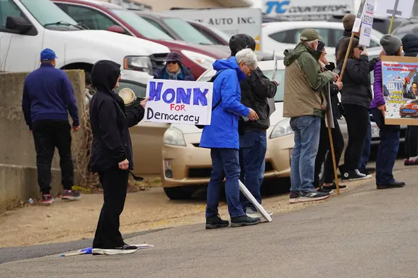 Madison, Wisconsin ABD - 29 Mart 2025: Liberal Demokratlar, Tesla Takedown ulusal etkinliği sırasında Tesla bayilik galerisi önündeki büyük bir gruptaki pankartlarla protesto ettiler.
