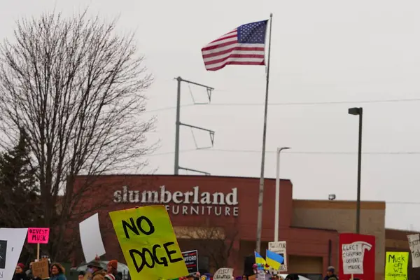 Madison, Wisconsin ABD - 29 Mart 2025: Liberal Demokratlar, Tesla Takedown ulusal etkinliği sırasında Tesla bayilik galerisi önündeki büyük bir gruptaki pankartlarla protesto ettiler.