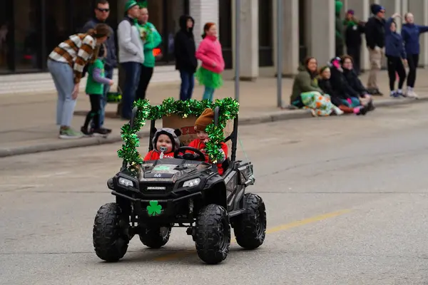 Fond du Lac, Wisconsin ABD - 15 Mart 2025: Cemaat üyeleri ve Yerel Örgütler 2025 St. Patrick Günü Yürüyüşüne katıldı ve çocuklara şeker dağıtarak sokaklarda dolaştı.