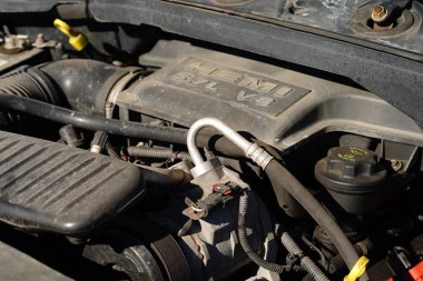 Fond du Lac, Wisconsin USA - 5 Mart 2025: 5.7 V8 HEMI motoru 2015 Dodge Durango.