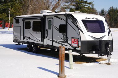 Fond du Lac, Wisconsin USA - 5 Şubat 2023: Kamp sezonu için park edilmiş.