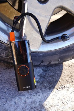 Fond du Lac, Wisconsin USA - 20 Şubat 2025: ZGZUXO CZK-3691 taşınabilir lastik enflasyonu.