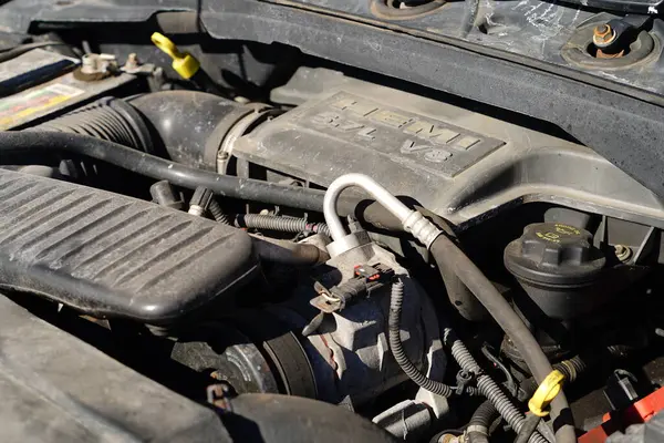 Fond du Lac, Wisconsin USA - 5 Mart 2025: 5.7 V8 HEMI motoru 2015 Dodge Durango.