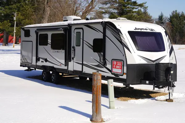 Fond du Lac, Wisconsin USA - 5 Şubat 2023: Kamp sezonu için park edilmiş.