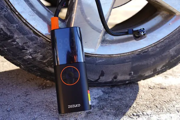 Fond du Lac, Wisconsin USA - 20 Şubat 2025: ZGZUXO CZK-3691 taşınabilir lastik enflasyonu.