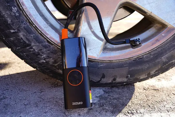 Fond du Lac, Wisconsin USA - 20 Şubat 2025: ZGZUXO CZK-3691 taşınabilir lastik enflasyonu.