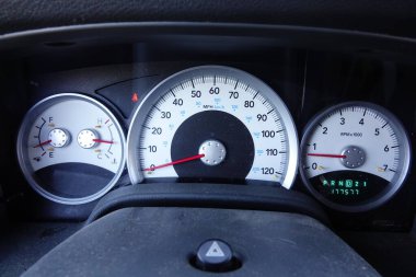 Hız göstergesi, RPM göstergesi, yakıt göstergesi ve sürücü yan konsolunda sıcaklık göstergesi.