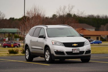 Fond du Lac, Wisconsin USA - 10 Nisan 2025 2013 Sliver Chevrolet Traverse LS SUV bir otoparkta oturuyor 